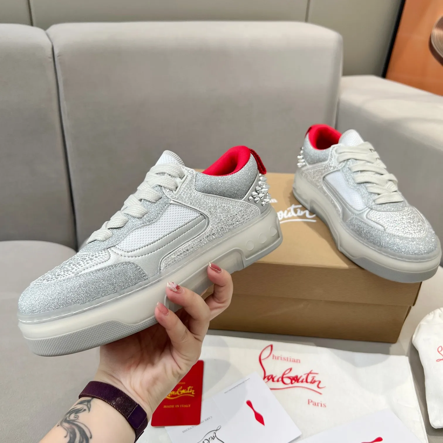 Men's shoes 💰760 🌹🌹🌹̋ Wang Junkai Yang Mi Xu Kai Zhang Jingyi Ding Chengxin Chen Muchi Wang Ziyi Same style Christian Louboutin 2024 [New product] Drill surface ASTROLOUBI lesbian thick-soled sports shoes red-soled shoes perfectly integrate fashion and sports, The fabrics are made of luxurious calfskin, soft suede, smooth satin and laminated leather, and the back is decorated with classic rivets. The interior is blended with a knitted tongue for added durability, breathability and quick-drying comfort. The outsole is made of a combination of EVA foam and imported rubber, and the colorful CL iconic letters on the side of the outsole show the brand's unique style. It is a ceiling-level comfortable skate shoe! ! ! Multiple colors available, currently women’s sizes 35-39 (40 custom made)